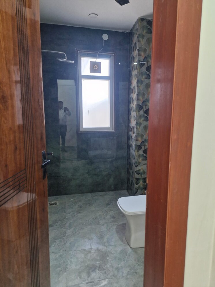 Bathroom, sector 52 2 Bedroom 140 Sq.Yd. Builder Floor In Sector 52 Gurgaon 8848235