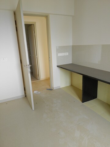 Room in 1.5 BHK Apartment at Hiranandani Fortune City, New Panvel – for Rent
