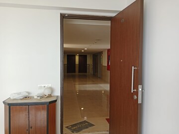 Room in 3 BHK Apartment at Hiranandani Fortune City, New Panvel – for Rent