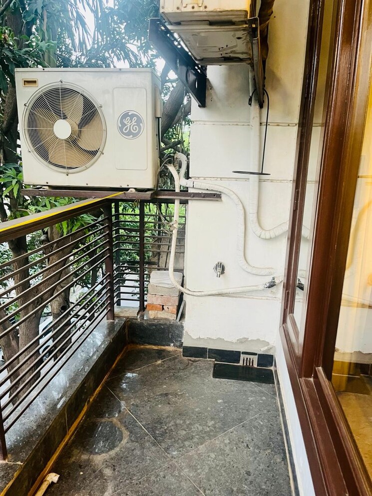 Balcony, panchsheel enclave 3 Bedroom 200 Sq.Yd. Builder Floor In Panchsheel Enclave Delhi 8848273