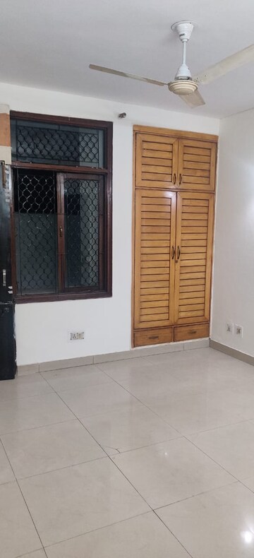 Room in 3 BHK Builder Floor at Sector 52 – for Rent
