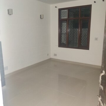 Room in 3 BHK Builder Floor at Sector 52 – for Rent