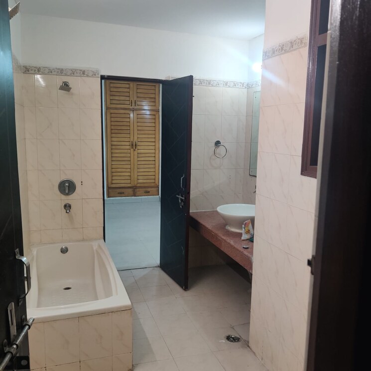 Bathroom, sector 52 3 Bedroom 240 Sq.Yd. Builder Floor In Sector 52 Gurgaon 8848287