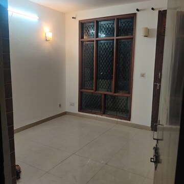 Room in 3 BHK Builder Floor at Sector 52 – for Rent