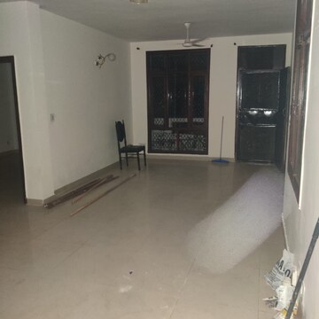 Room in 3 BHK Builder Floor at Sector 52 – for Rent