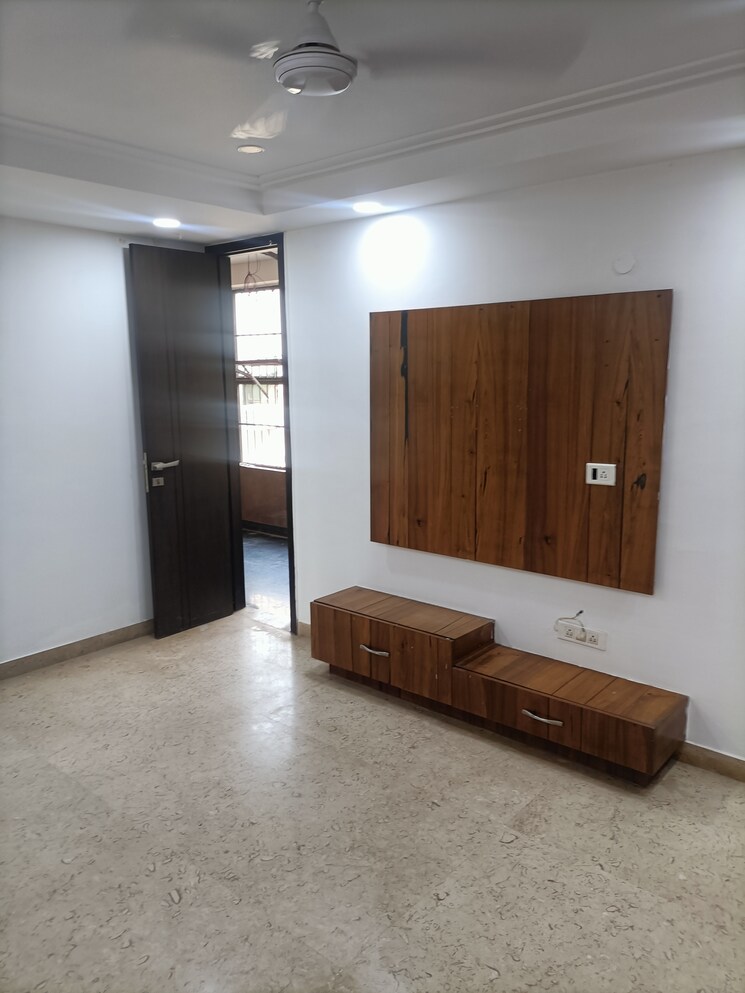 Room, paschim vihar 4 Bedroom 300 Sq.Yd. Builder Floor In Paschim Vihar Delhi 8819038