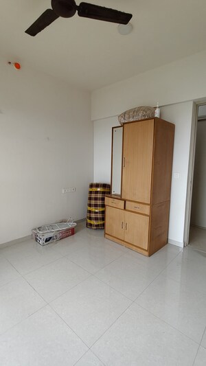 Room in 2 BHK Apartment at Hiranandani Fortune City, New Panvel – for Sale