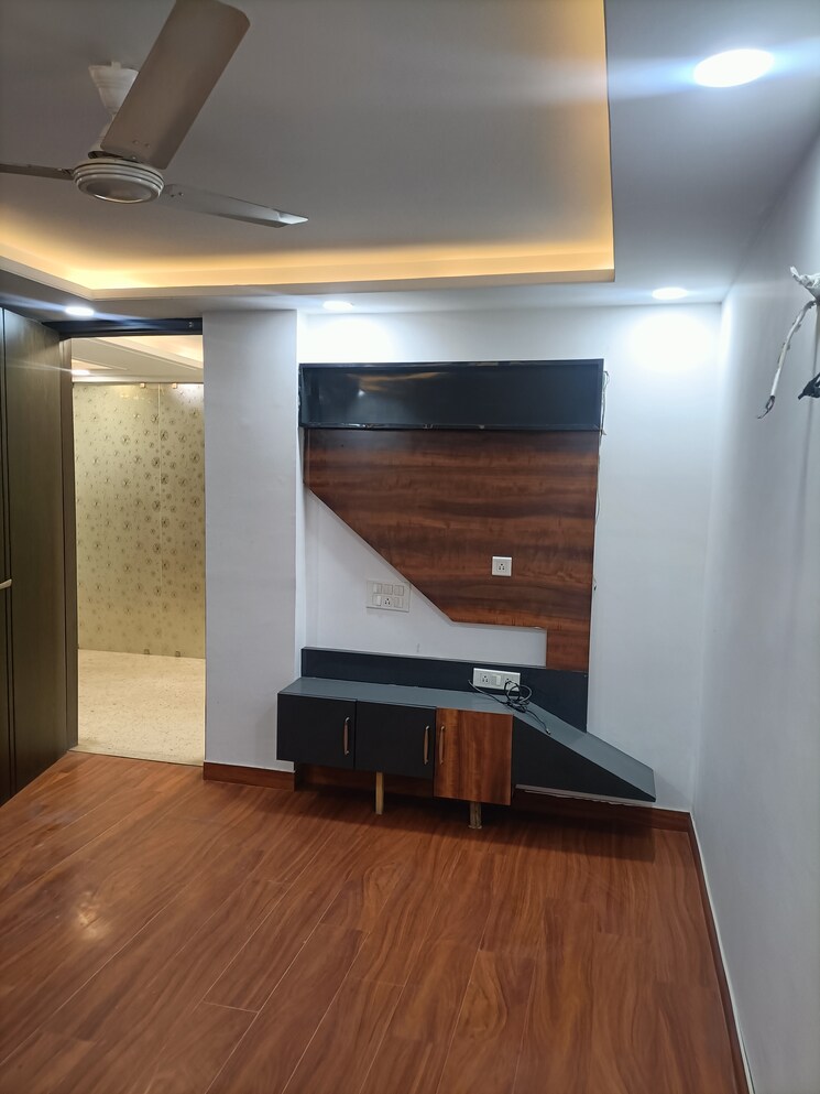 Bedroom, paschim vihar 4 Bedroom 300 Sq.Yd. Builder Floor In Paschim Vihar Delhi 8819038