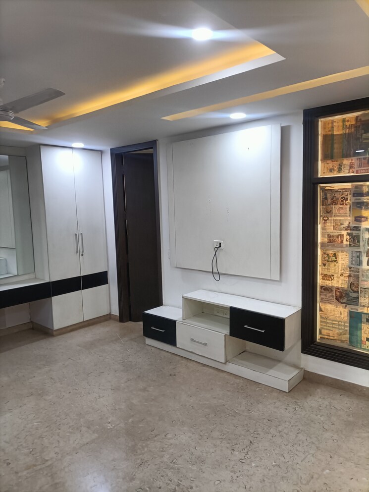 Room, paschim vihar 4 Bedroom 300 Sq.Yd. Builder Floor In Paschim Vihar Delhi 8819038