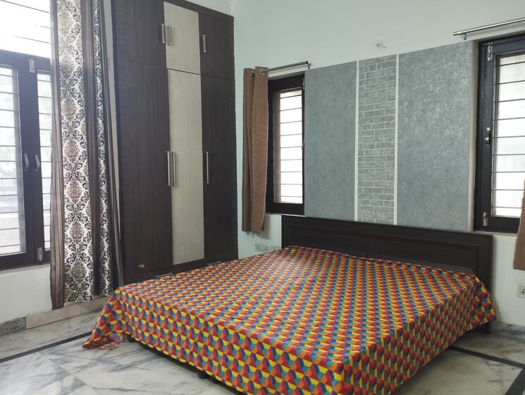 Bedroom, sector 42 3 Bedroom 250 Sq.Yd. Builder Floor In Sector 42 Gurgaon 8848312