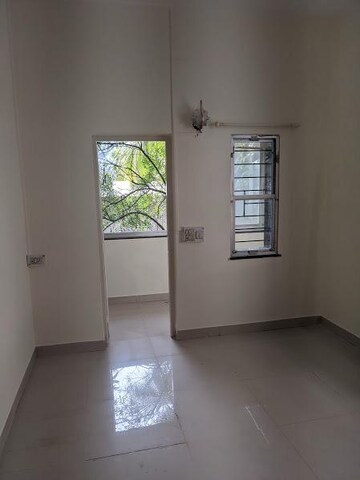 Room in 1 BHK Apartment at Pragati Apartments Dahanukar Colony, Dahanukar Colony – for Rent