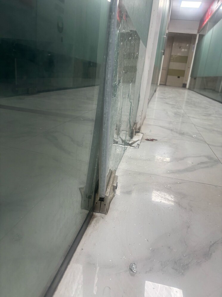 Balcony, sector 63 Commercial Office Space 500 Sq.Ft. In Sector 63 Noida 8848525