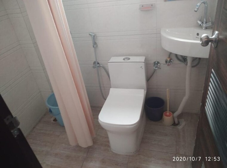 Bathroom, new friends colony 4 Bedroom 500 Sq.Yd. Builder Floor In New Friends Colony Delhi 8848763