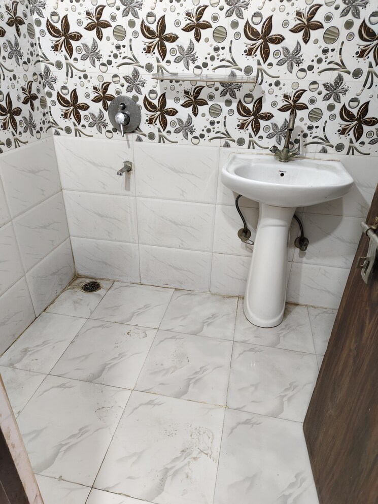 Bathroom, saket 2.5 Bedroom 1850 Sq.Ft. Builder Floor In Saket Delhi 8848741