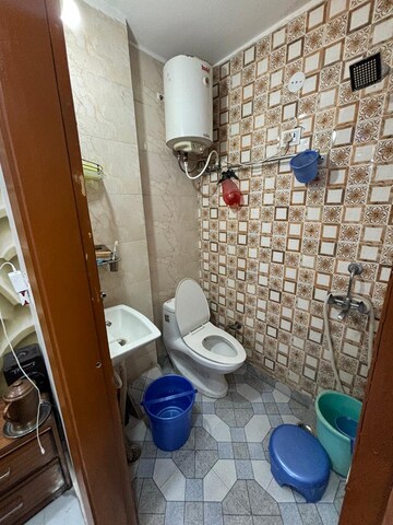 Attached Bathroom in 2 BHK Builder Floor at Dwarka Mor – for Rent