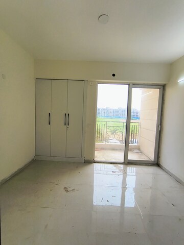 Room in 2.5 BHK Apartment at Signature The Millennia 2, Sector 37d – for Rent