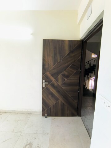 Room in 2.5 BHK Apartment at Signature The Millennia 2, Sector 37d – for Rent