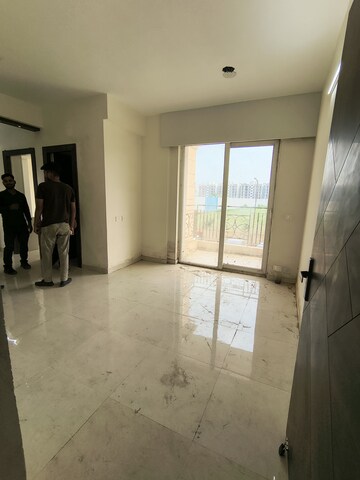 Room in 2.5 BHK Apartment at Signature The Millennia 2, Sector 37d – for Rent