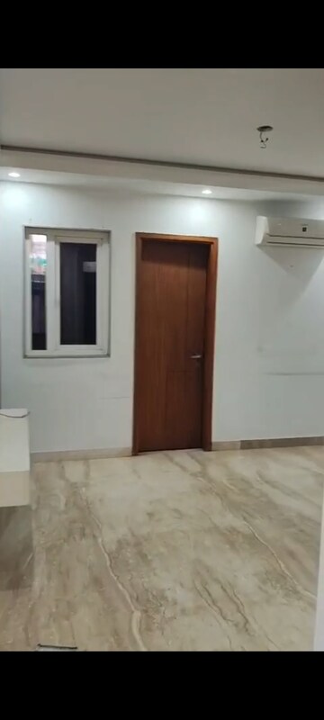 Room in 3 BHK Builder Floor at Rohini – for Rent