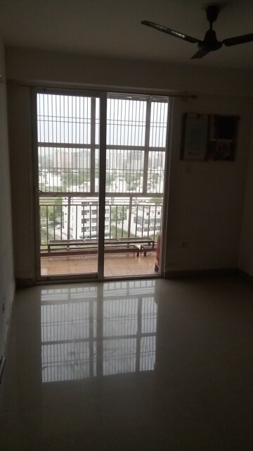 Room in 2 BHK Apartment at Parker White Lily, Sector 8 – for Rent