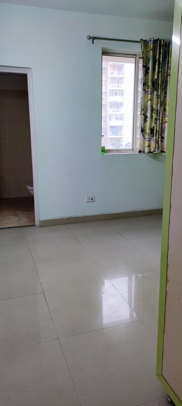 Room in 3 BHK Apartment at Puri Pratham, Sector 84 – for Rent