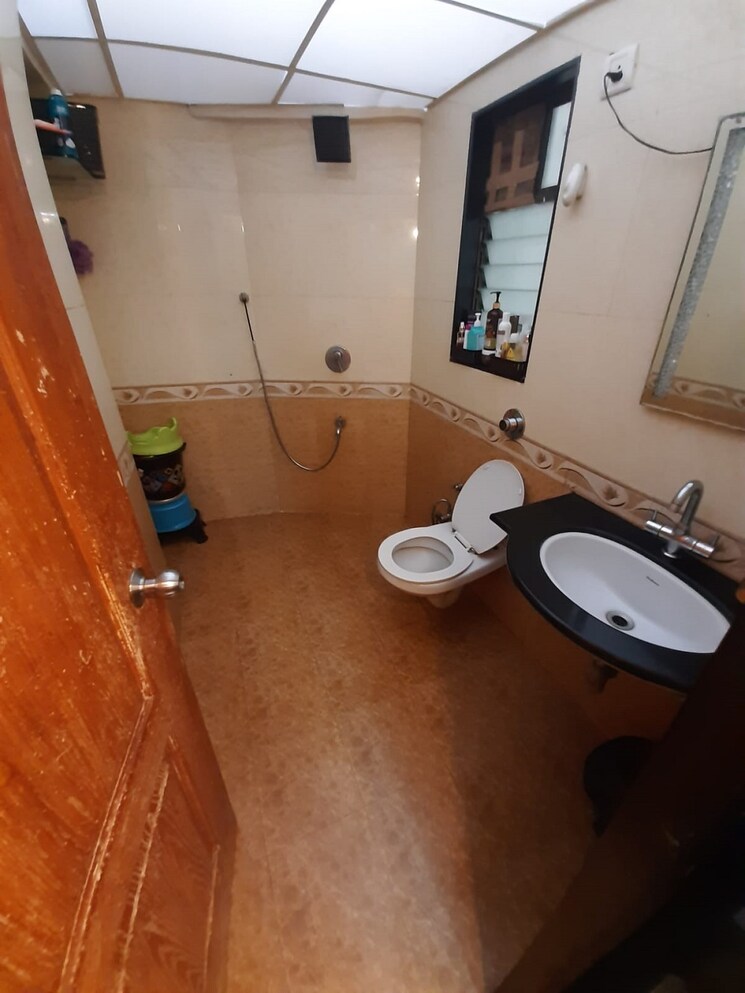 Bathroom, khar west 3 Bedroom 1200 Sq.Ft. Apartment In Khar West Mumbai 8849092