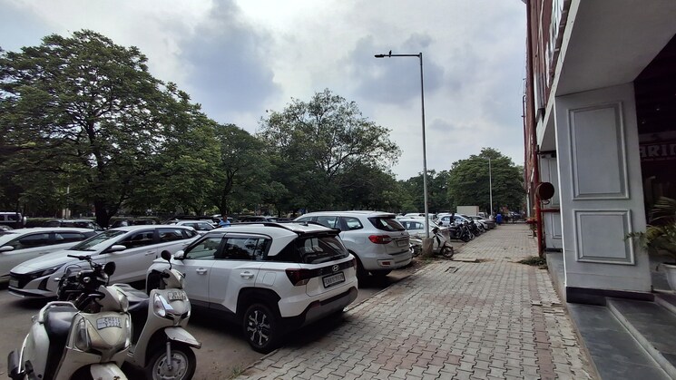  Parking, sector 26 Commercial Office Space 2500 Sq.Ft. In Sector 26 Chandigarh 8849212