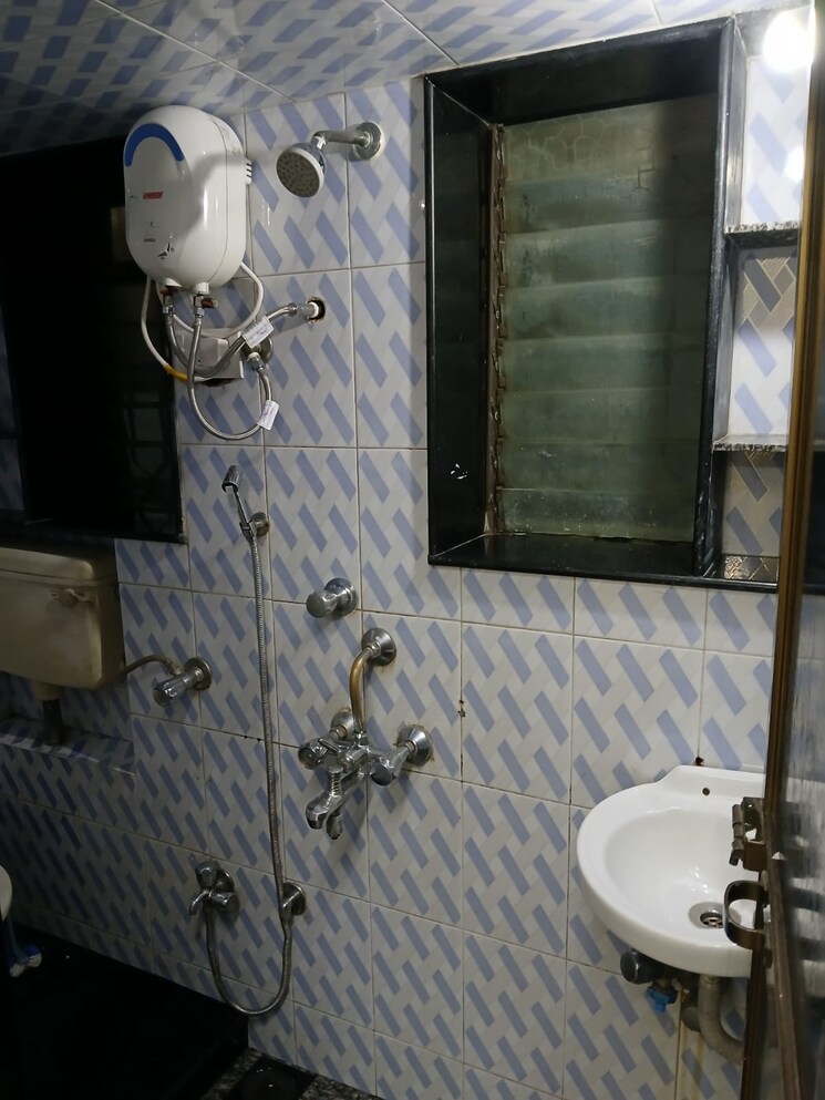Bathroom, raheja-township 1 Bedroom 350 Sq.Ft. Apartment In Malad East Mumbai 8748611