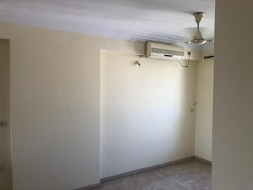 Room in 3 BHK Apartment at Hiranandani Acacia, Ghodbunder Road – for Rent
