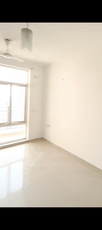Room in 3 BHK Apartment at Omaxe R2, Gomti Nagar – for Rent