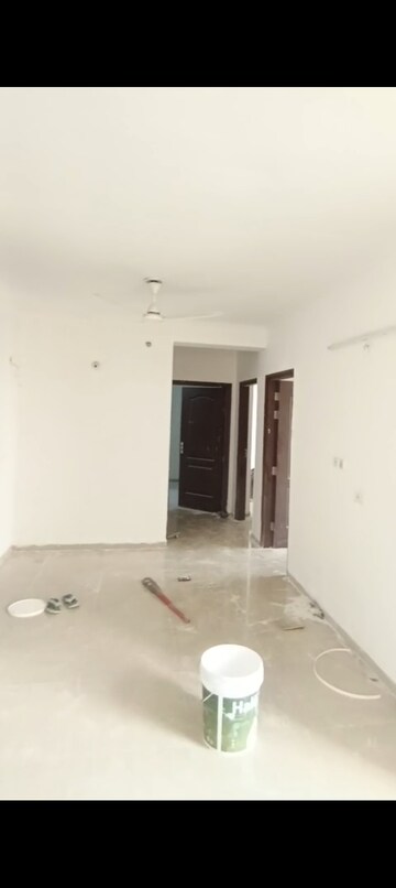 Room in 3 BHK Apartment at Omaxe R2, Gomti Nagar – for Rent