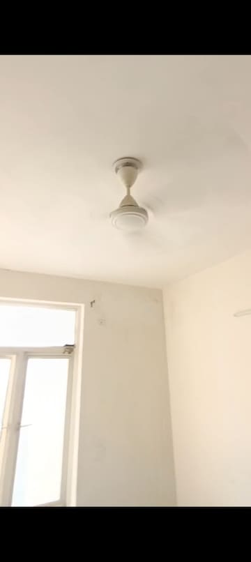 Room in 3 BHK Apartment at Omaxe R2, Gomti Nagar – for Rent