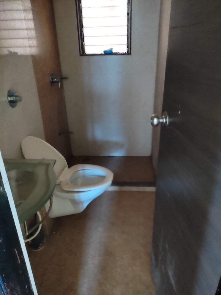 Bathroom, symphony-towers-kandivali-west 3 Bedroom 1350 Sq.Ft. Apartment In Kandivali West Mumbai 8849426