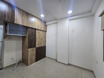 Room in 3 BHK Apartment at Khodiyar Nagar – for Rent