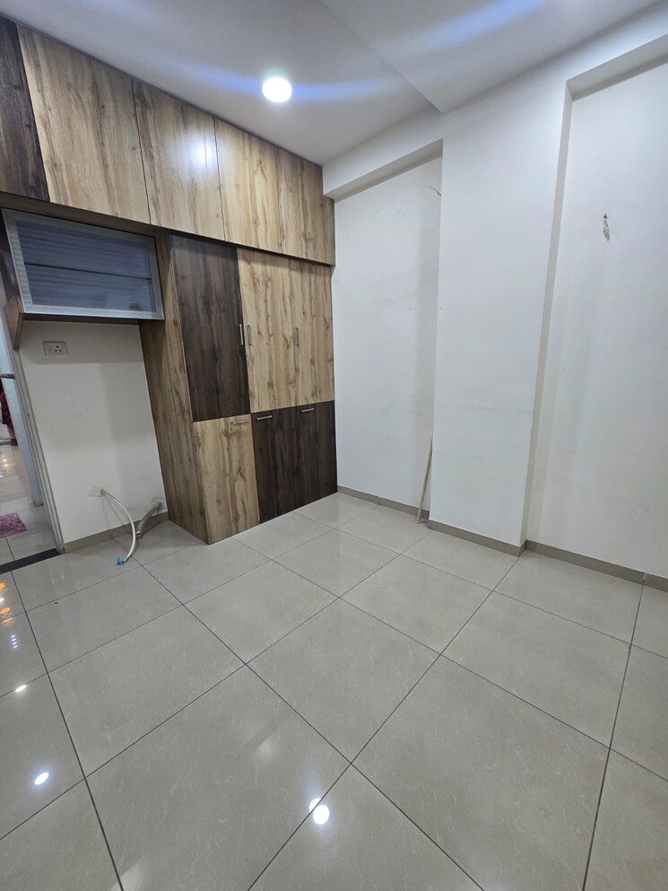 Room, khodiyar nagar 3 Bedroom 1300 Sq.Ft. Apartment In Khodiyar Nagar Vadodara 8849447