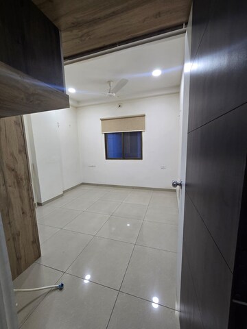 Room in 3 BHK Apartment at Khodiyar Nagar – for Rent