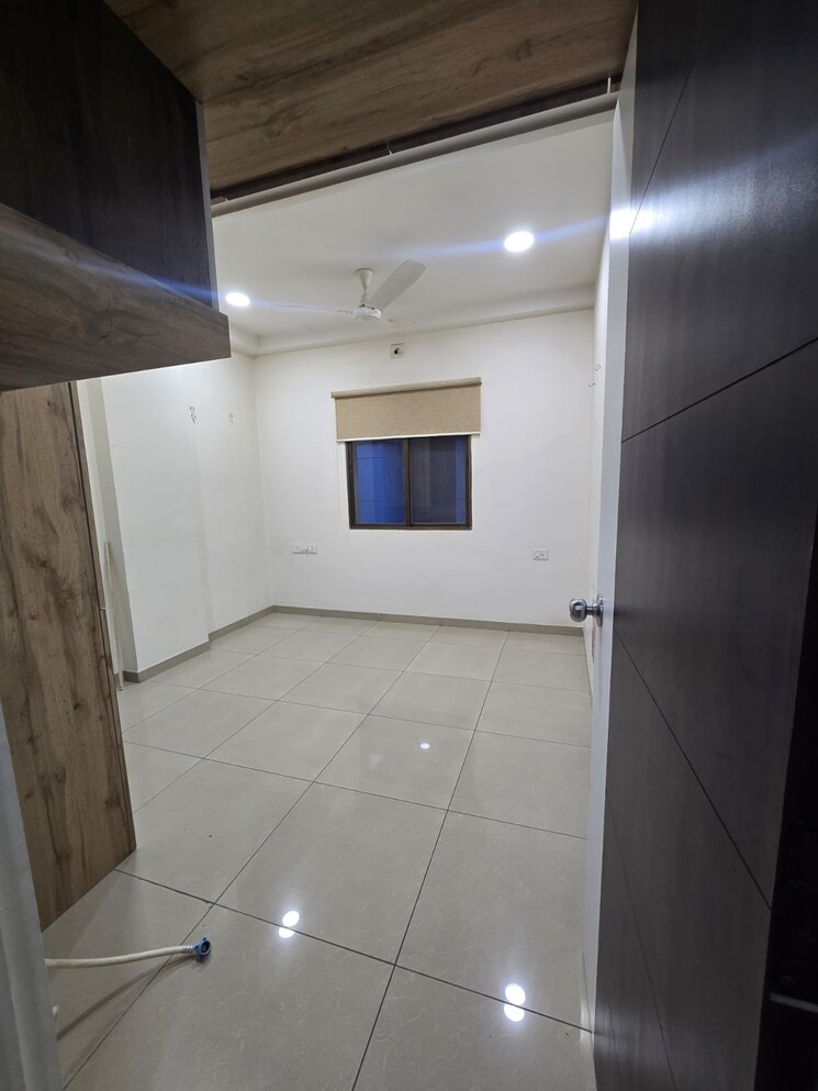 Room, khodiyar nagar 3 Bedroom 1300 Sq.Ft. Apartment In Khodiyar Nagar Vadodara 8849447