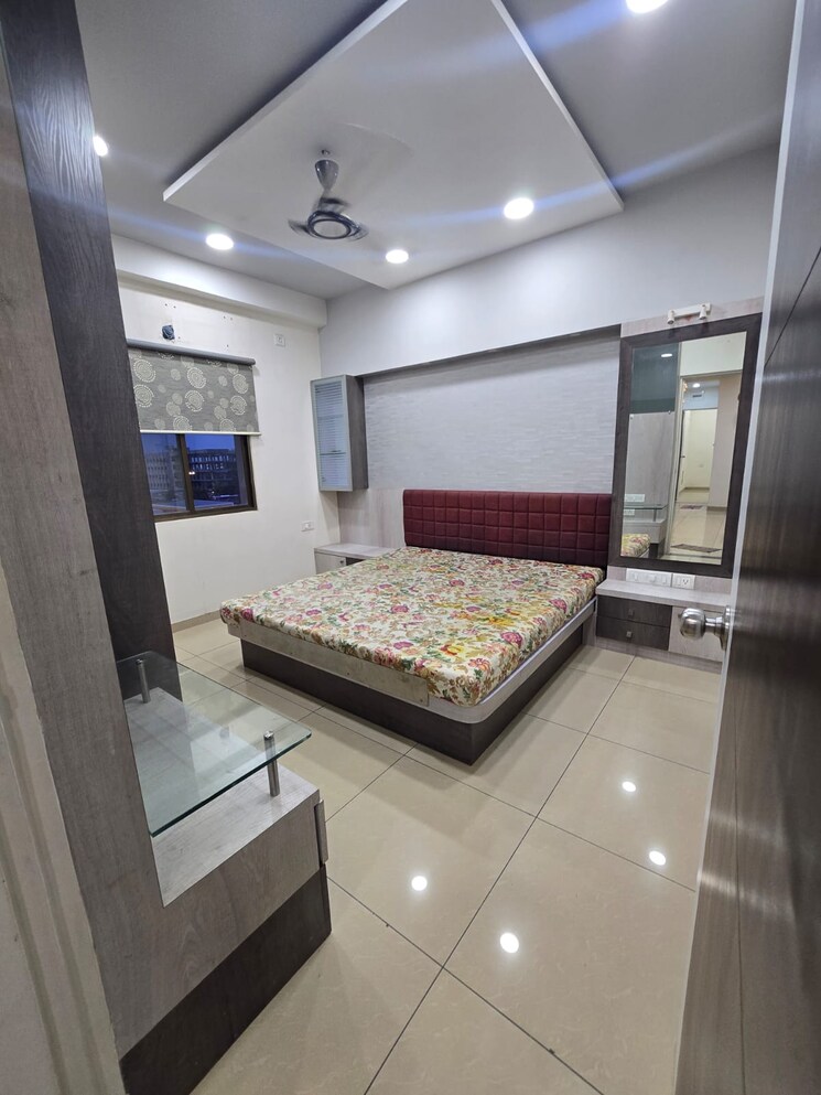 Room, khodiyar nagar 3 Bedroom 1300 Sq.Ft. Apartment In Khodiyar Nagar Vadodara 8849447