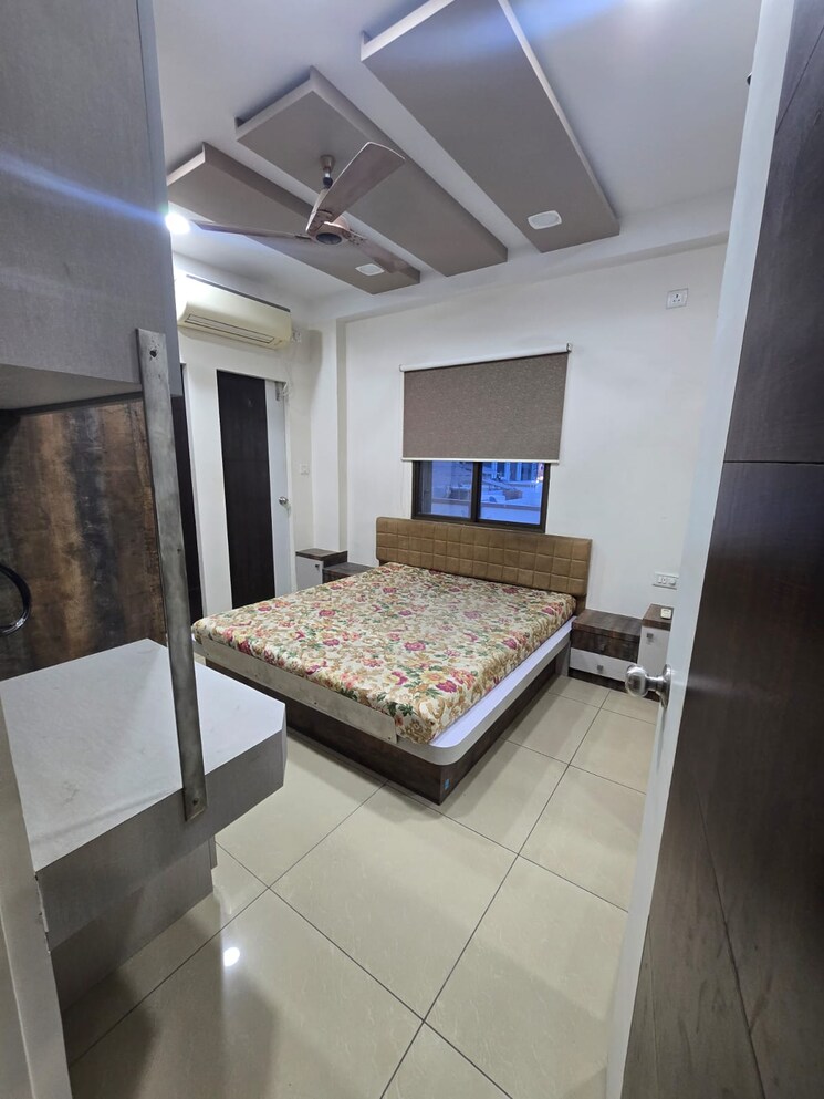 Room, khodiyar nagar 3 Bedroom 1300 Sq.Ft. Apartment In Khodiyar Nagar Vadodara 8849447