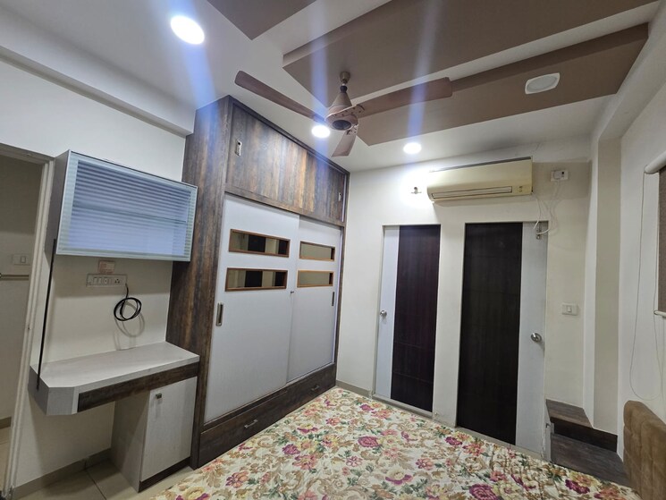 Room, khodiyar nagar 3 Bedroom 1300 Sq.Ft. Apartment In Khodiyar Nagar Vadodara 8849447