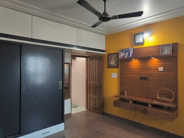 Room in 3 BHK Apartment at Goregaon East – for Rent