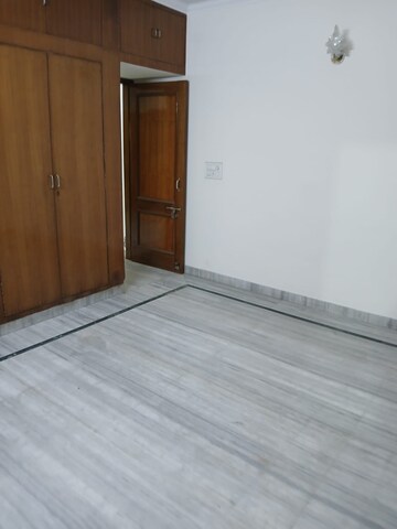 Room in 3 BHK Builder Floor at Sector 37 – for Rent