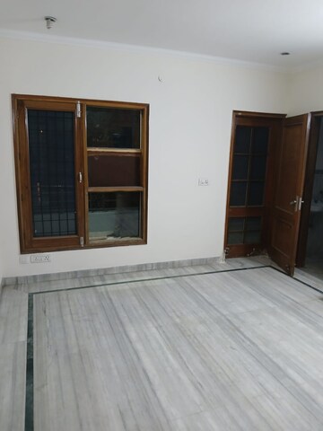 Room in 3 BHK Builder Floor at Sector 37 – for Rent