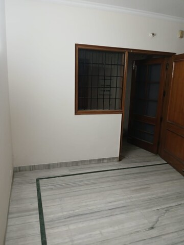 Room in 3 BHK Builder Floor at Sector 37 – for Rent