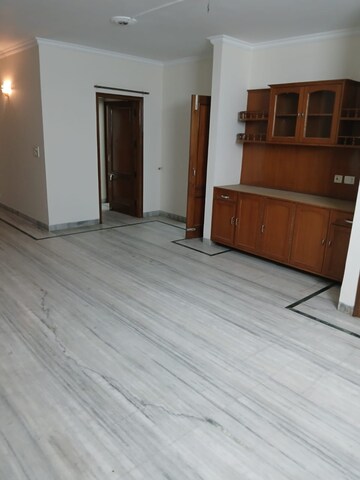 Room in 3 BHK Builder Floor at Sector 37 – for Rent