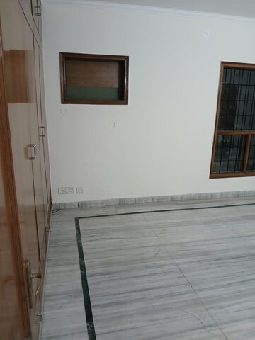 Room in 3 BHK Builder Floor at Sector 37 – for Rent