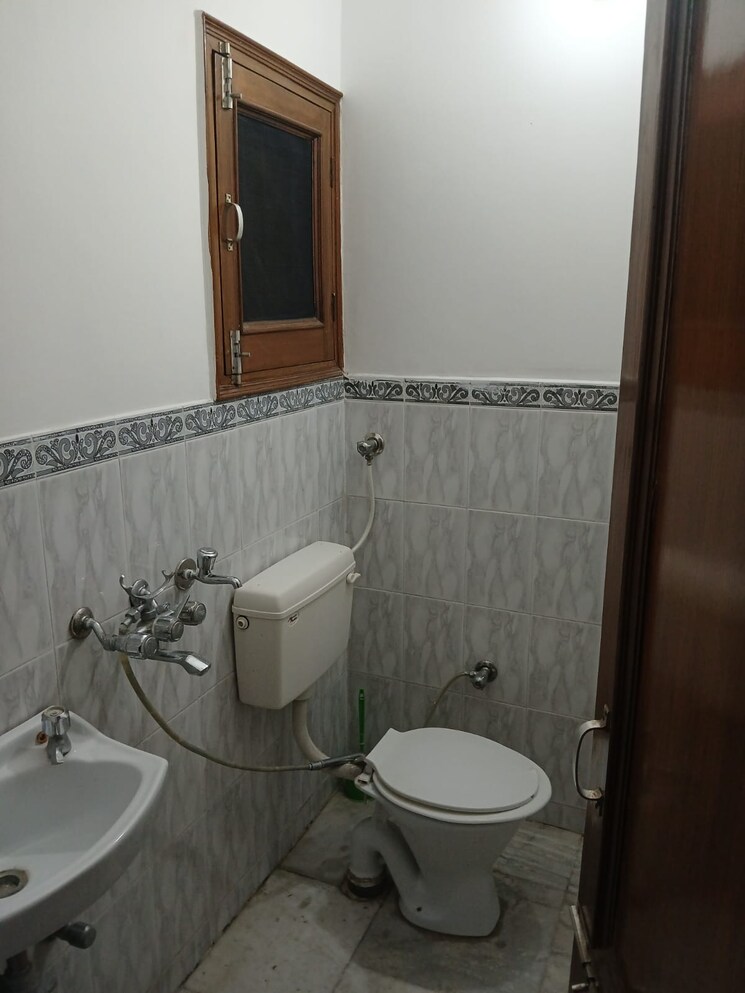 Bathroom, sector 37 3 Bedroom 1800 Sq.Ft. Builder Floor In Sector 37 Chandigarh 8849534