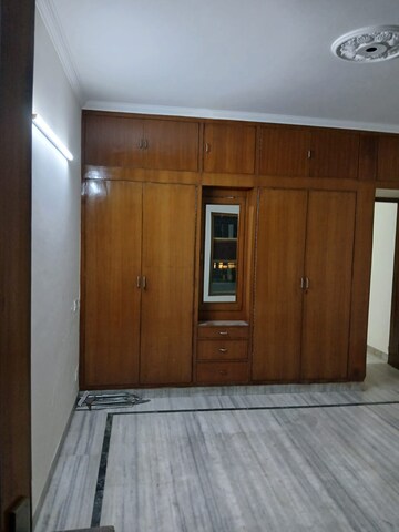 Room in 3 BHK Builder Floor at Sector 37 – for Rent