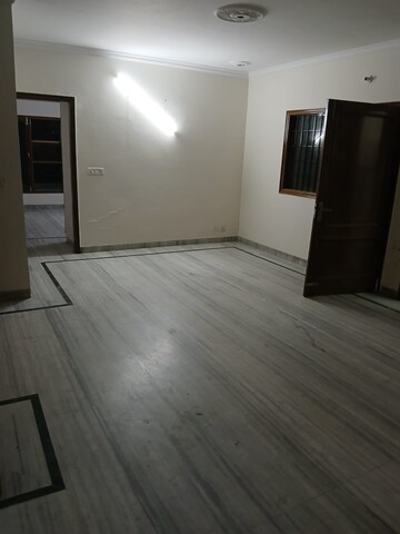 Room in 3 BHK Builder Floor at Sector 37 – for Rent