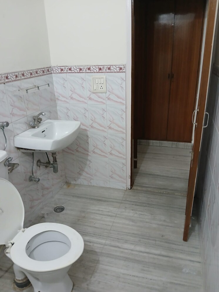 Bathroom, sector 37 3 Bedroom 1800 Sq.Ft. Builder Floor In Sector 37 Chandigarh 8849534